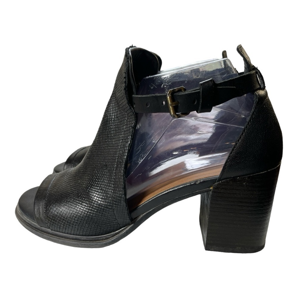 OTBT Metaphor” Block Heel Sandal. Black. 100% Leather. Size 9M
